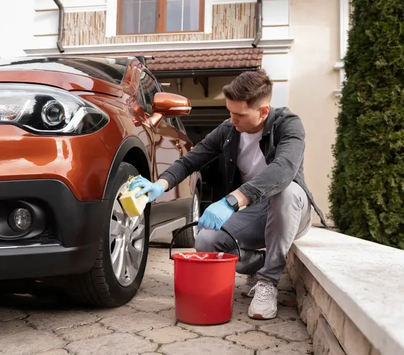 Lavage auto à domicile Canari : professionnel intervenant sur un véhicule